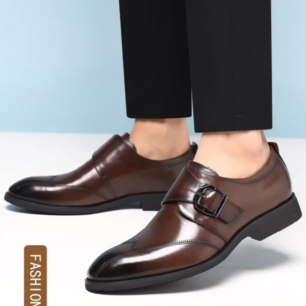 CHAUSSURE EN CUIR MARRON